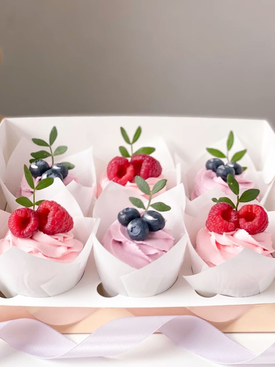 Капкейки «красный бархат» с декором из ягод