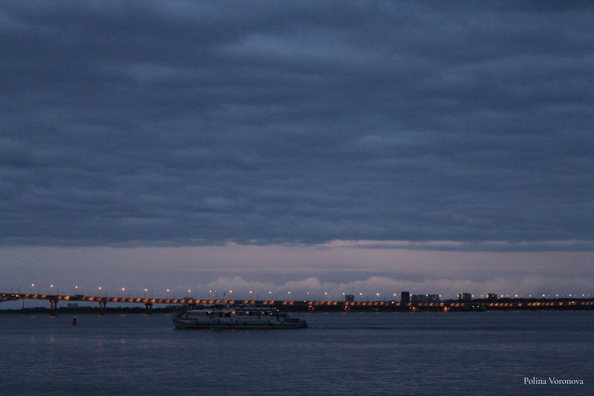 Вид на вечерний мост и Энгельс на противоположном берегу. Полина Воронова