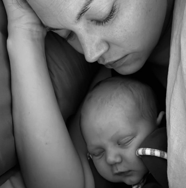    Кариба Хейн с новорожденным сыном. Фото: социальные сети