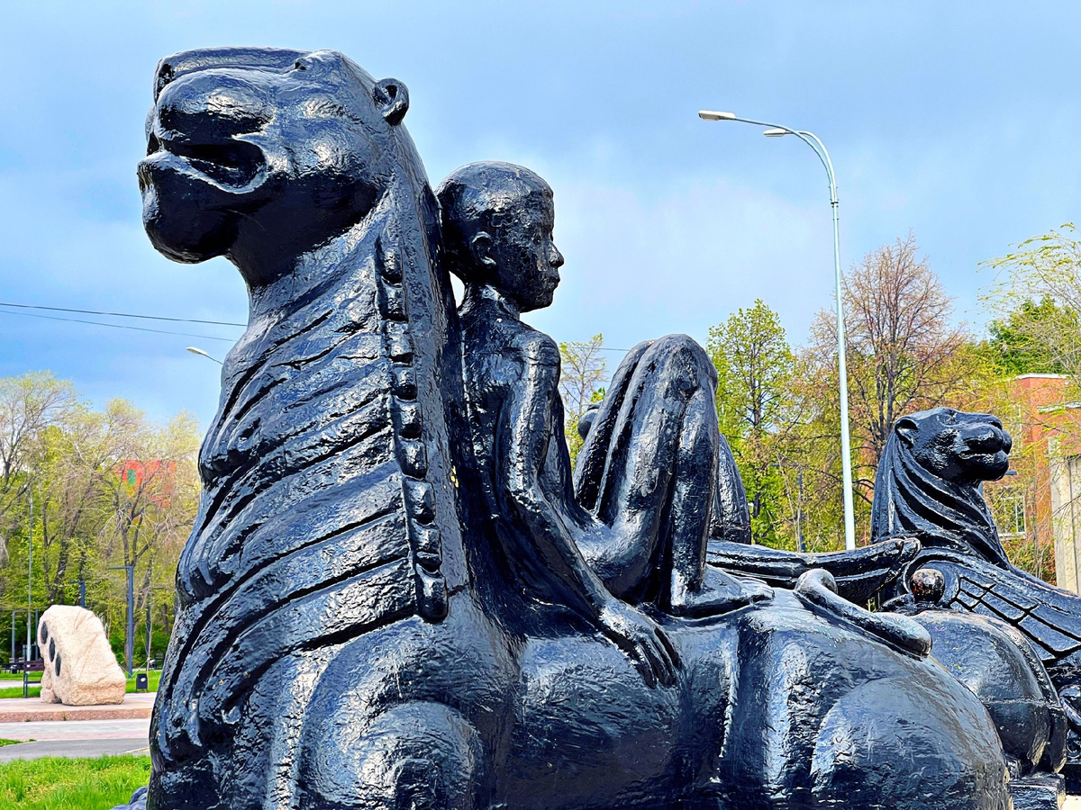 Скульптурная группа "Солнечные часы"