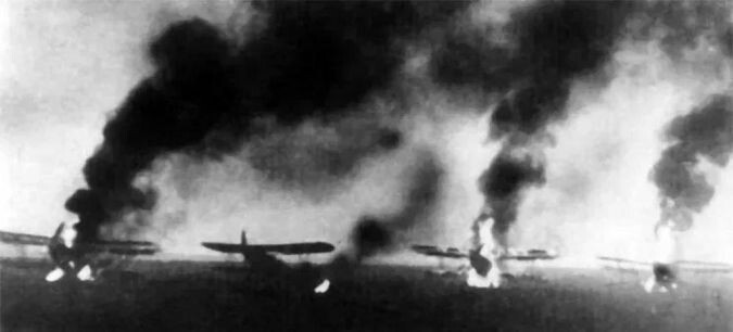 Июнь 1941 года. Горящие самолеты на советских аэродромах