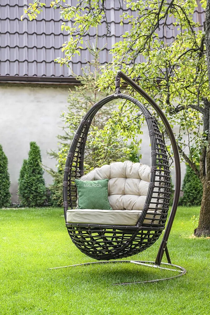 Подвесное кресло на ровной террасе — идеальный вариант для отдыха на свежем воздухе.