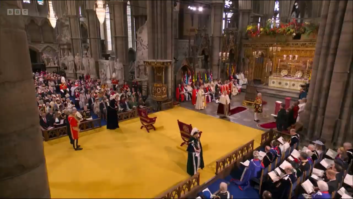 Зара сидит справа, она даже в кадр не попала