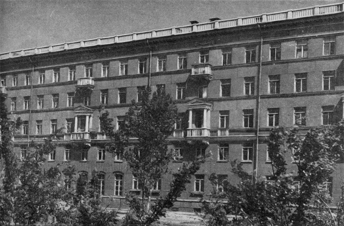 Крупноблочный дом с двухрядной разрезкой из двух видов блоков в этаже. Корпус 22 в квартале 21. Архитектор И. Чайко