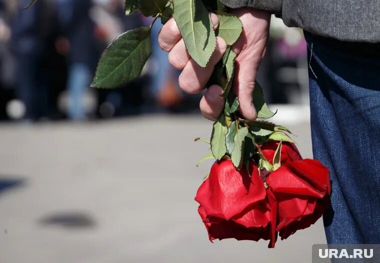 Старший брат погибшей приехал на похороны из Нижегородской области. Фото: Илья Московец © URA.RU