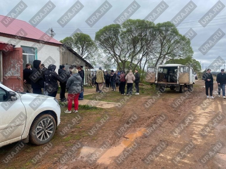 Многие выходят из дома погибшей девушки в слезах. Фото: URA.RU