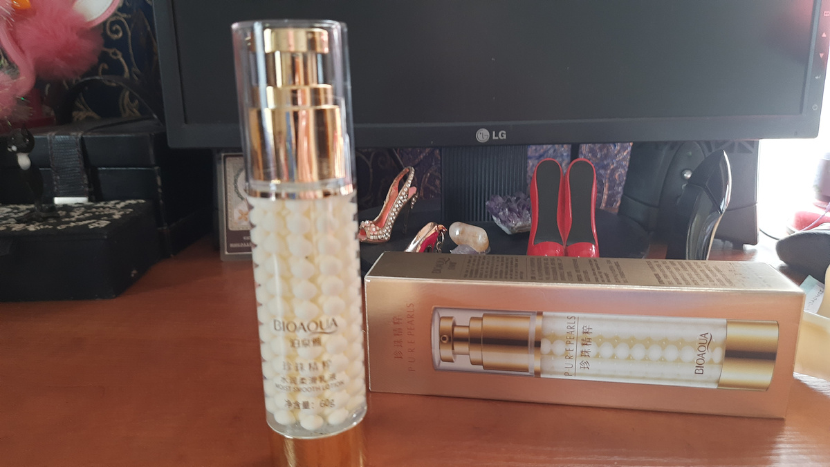 ОТКРЫЛА И ДОЛГО ЛЮБОВАЛАСЬ ЭТОЙ ИНТЕРЕСНОЙ БАНОЧКОЙ, НЕ РЕШАЯСЬ НАЖАТЬ НА КНОПОЧКУ В ОЖИДАНИИ ТОГО ЧТО ЖЕ ПОЯВИТСЧ КРЕМ ИЛИ БУСИНКИ.