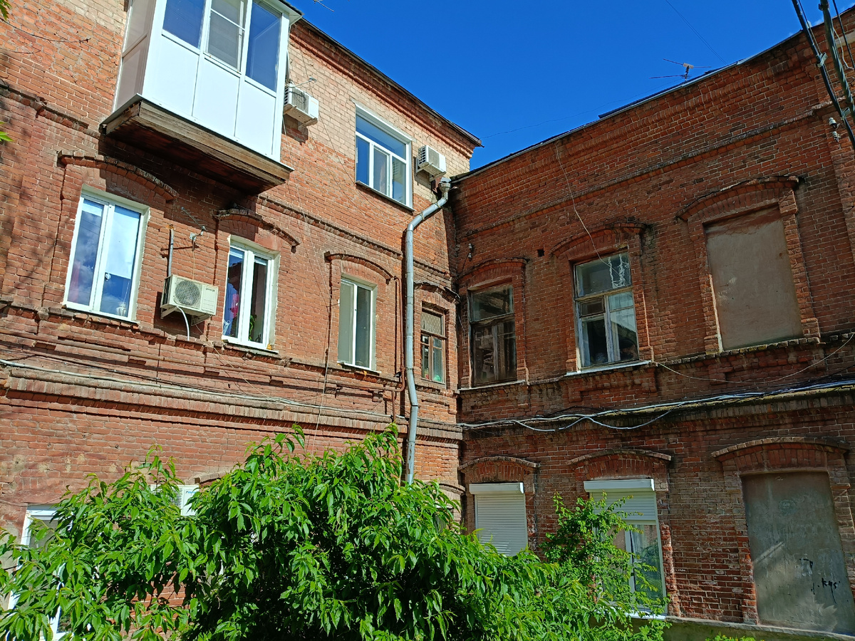 Памятник архитектуры. Жильцы не имеют право ничего менять в фасаде. Так и живут. Однако окна и балкон всё же поменяли на пластиковые.