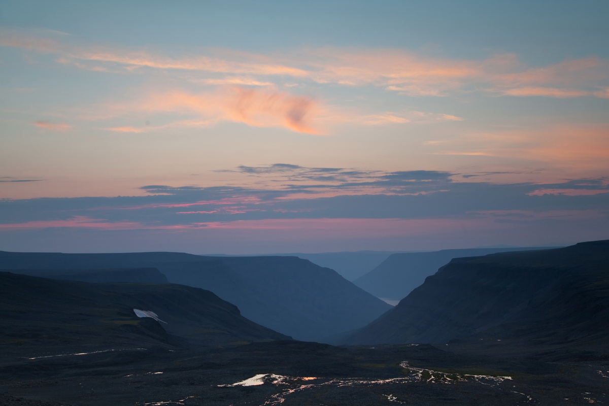 Вид с плато Ламских гор на запад в сторону озера Лама, плато Путорана. Фото: Андрей Подкорытов / GeoPhoto