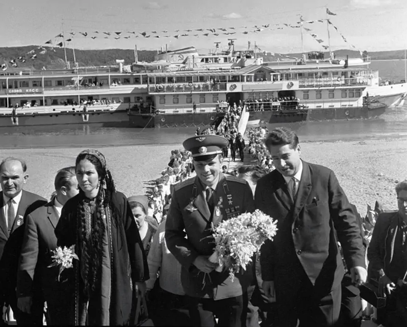 Летчик-космонавт Юрий Алексеевич Гагарин прибывает на празднование 35-летнего юбилея города. Источник: https://pastvu.com/p/920079