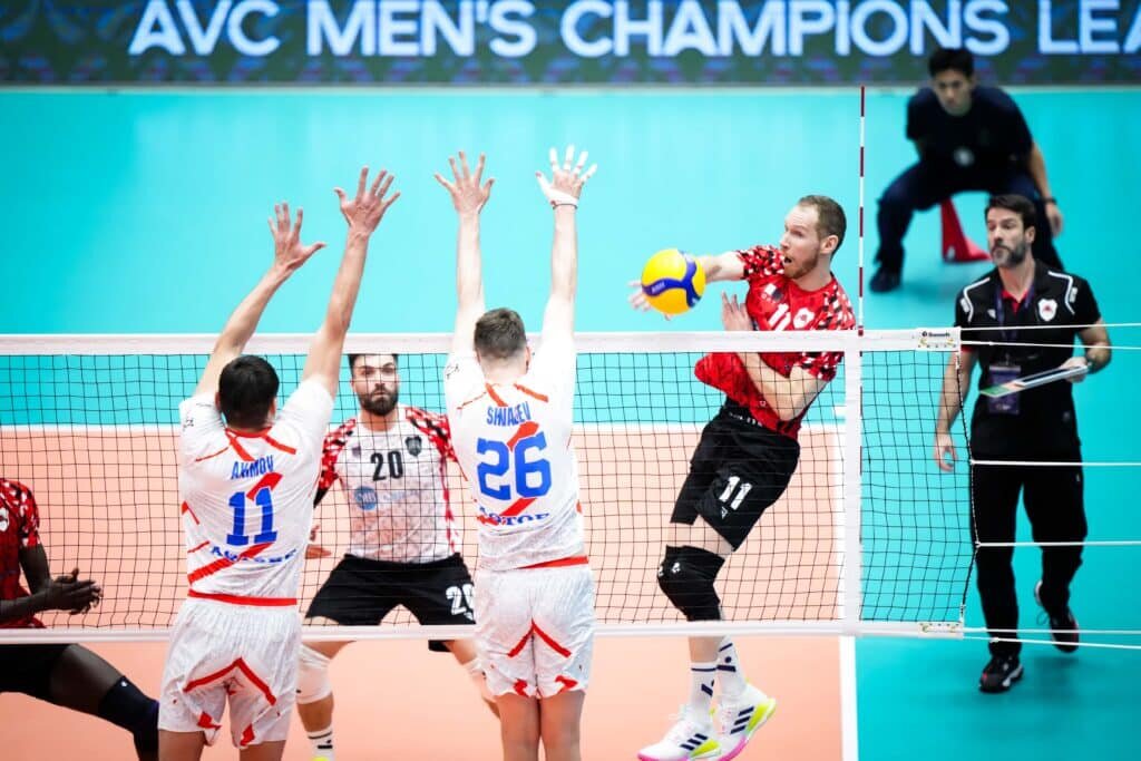    Актюбинцы блокируют удар словенской звезда катарского клуба Тине Урнаута / Фото: asianvolleyball.net