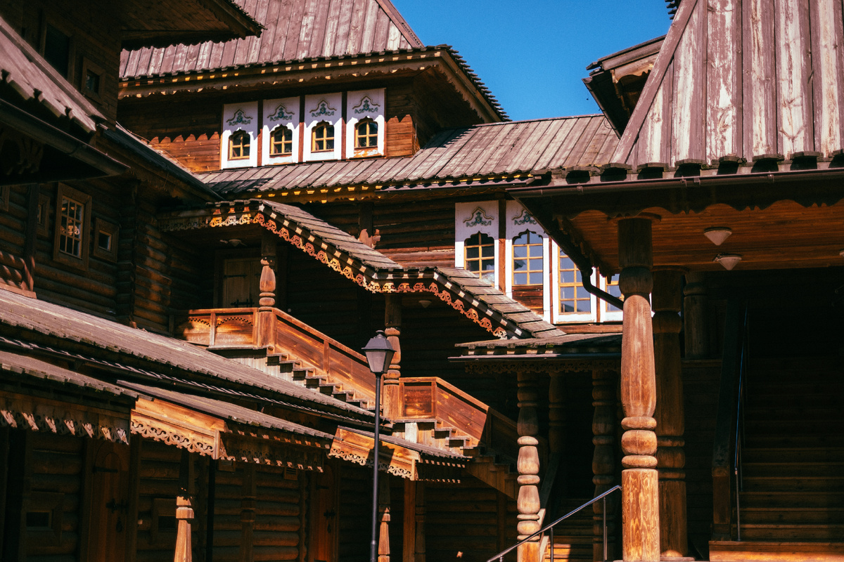 Над зданием на протяжении трех лет работали мастера по драпировке, обивке, а также специалисты по дереву и керамике.