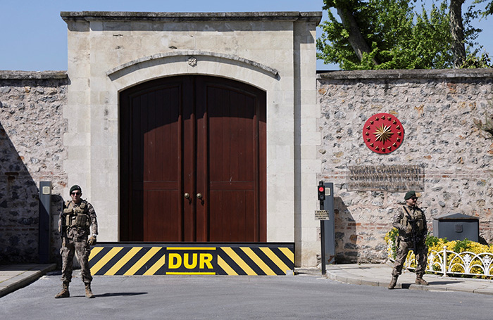    Рабочий офис президента Турции в Долмабахче. Стамбул.REUTERS/Leonhard Foeger