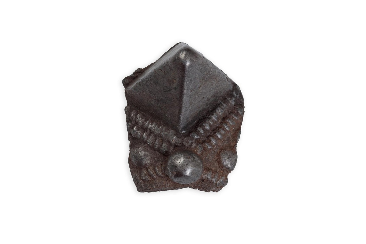 Бронзовая булава имела форму куба с четырьмя крестообразно расположенными шипами. Такие изделия появляются в XI веке и бытуют вплоть до XIII века