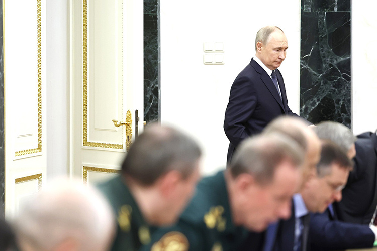    Приезд самого российского лидера в Стамбул изначально выглядел нереалистичным вариантом. Кремль ранее уже говорил, что встреча на высшем уровне возможна только после того, как главы МИД стран парафируют черновик мирного договора.   
Фото: kremlin.ru