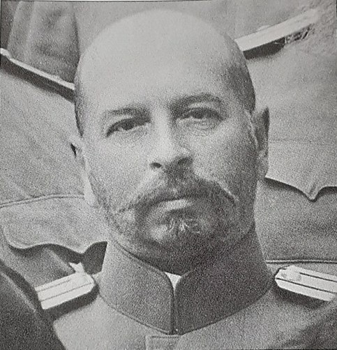 Военный инженер полковник А.Л. Федоров. Фрагмент групповой фотографии. 1914 г. Из собрания Геннадия Петровича Турмова.
Источник: Авилов Р.С. Владивостокская крепость. Ч. 4. Инженеры Владивостокской крепости: счастливые люди. Владивосток, 2015. С. 114.