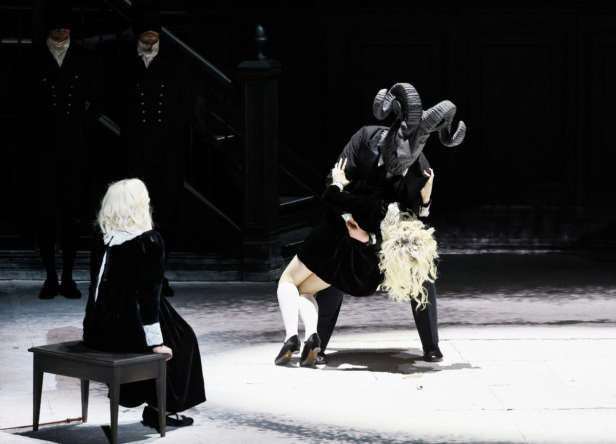 Сцена из спектакля. Фото Дамира Юсупова