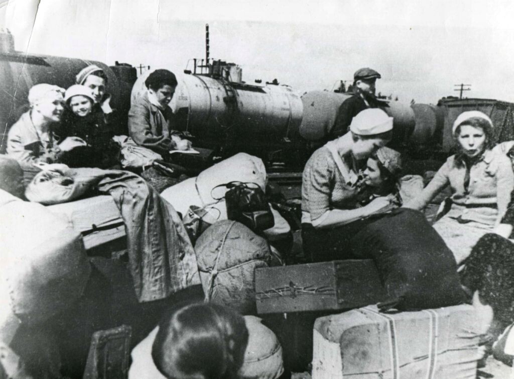 Беженцы на вокзале в Челябинске. Фото военных лет из открытых источников