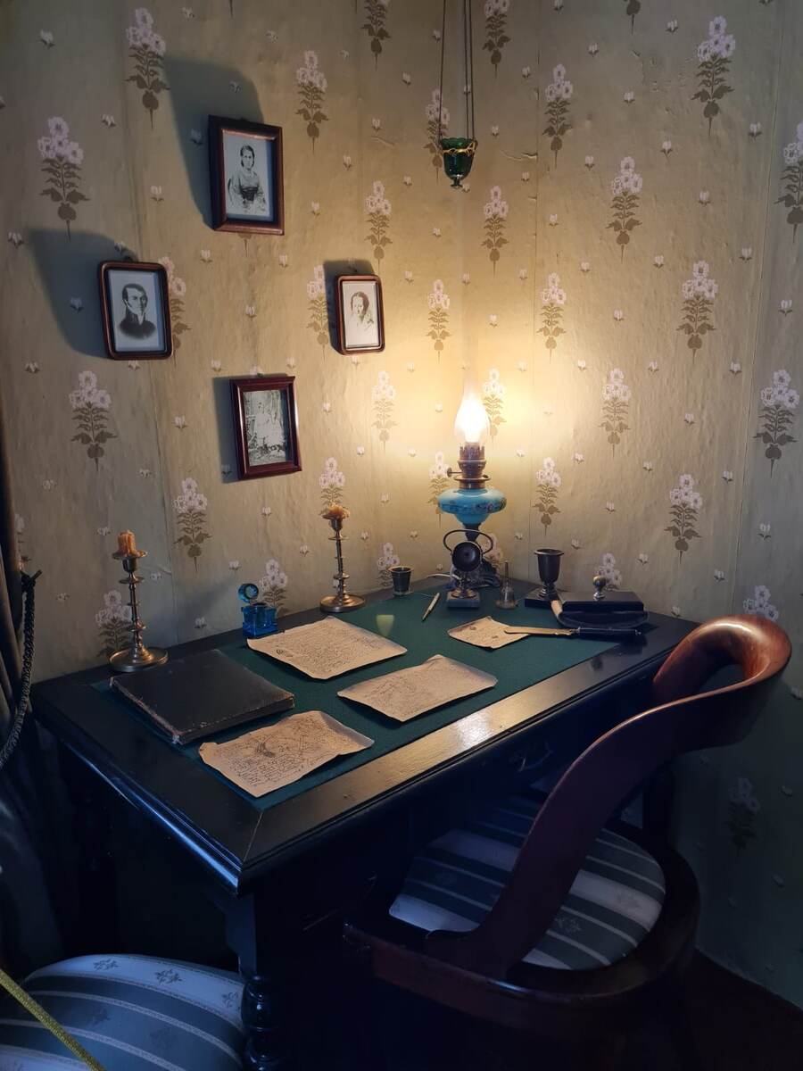 Рабочий стол Достоевского