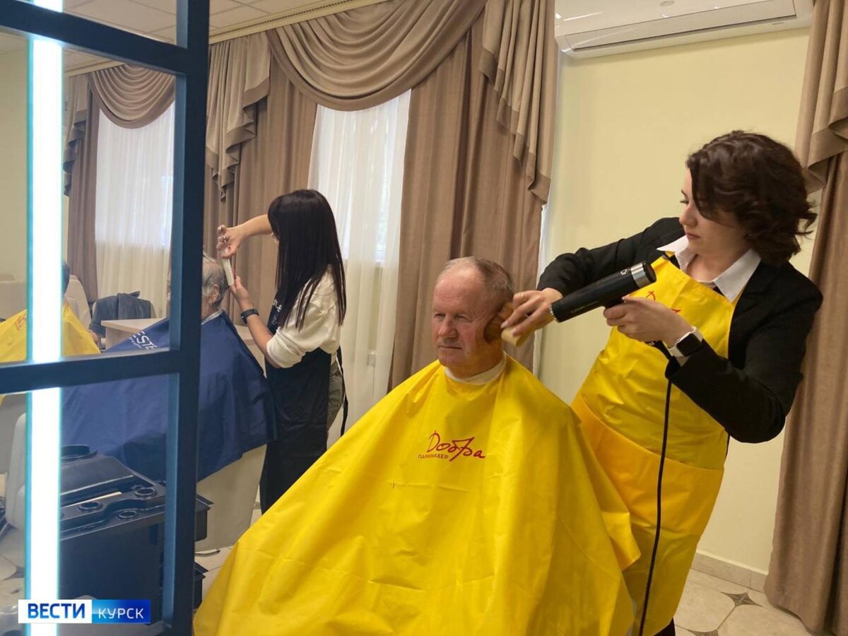    «Парикмахеры добра» дарят бесплатные прически переселенцам из курского приграничья