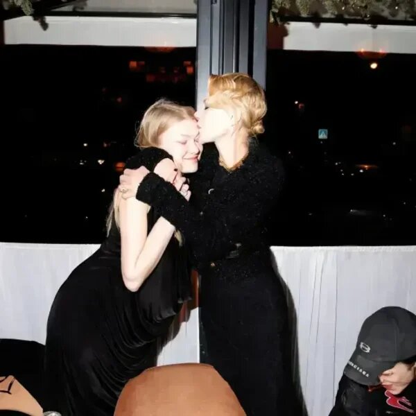    Рената Литвинова с дочерью. Фото: Сплетник