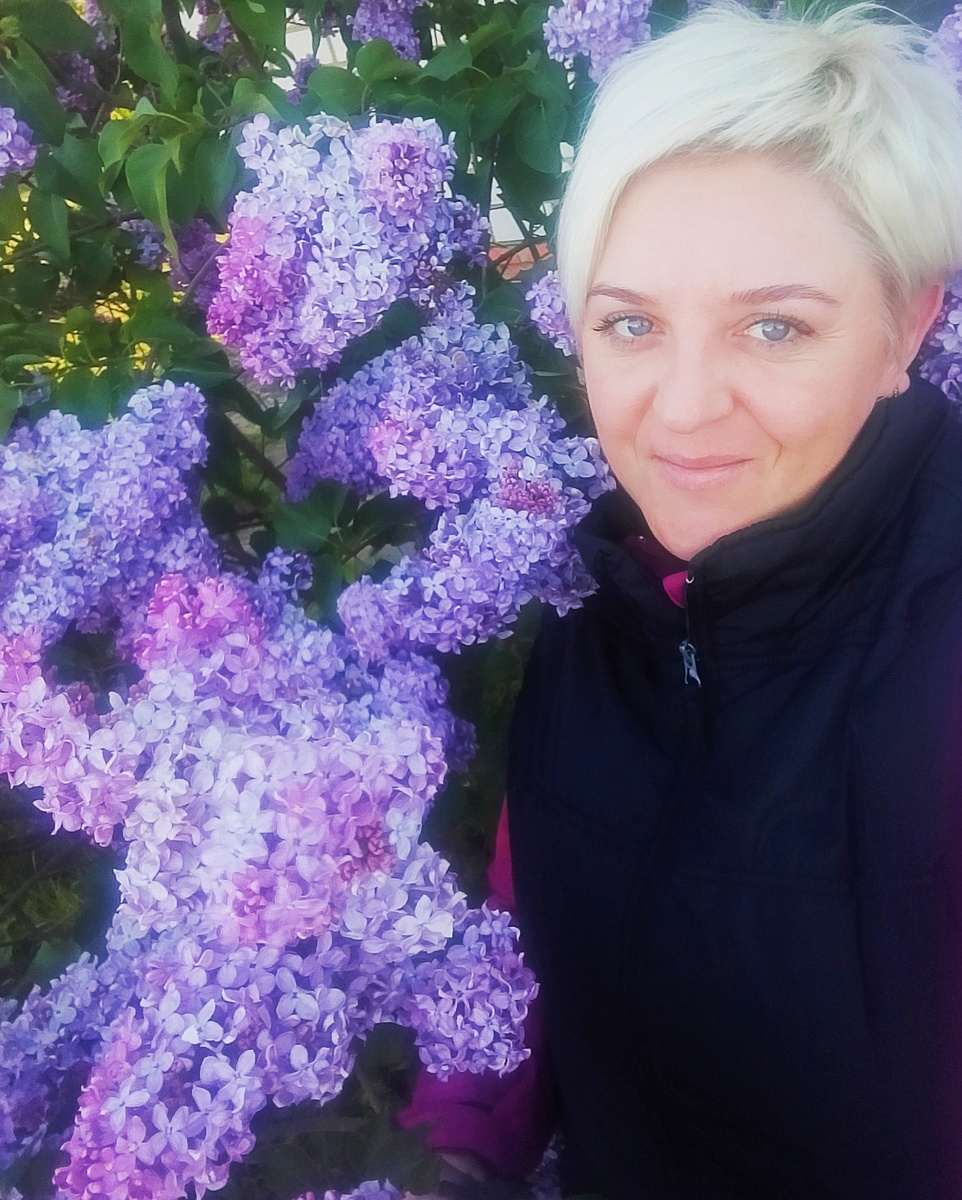 Сирень под моим окном. Аромат и её королевский вид просто восхищает.