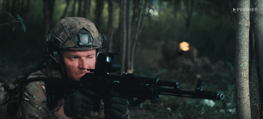 Преимущество коллиматорного прицела перед классическим оптическим прицелом – стрельба с двумя открытыми глазами благодаря тому, что линза коллиматорного прицела не увеличивает изображение цели. Но мы не будем придираться. 