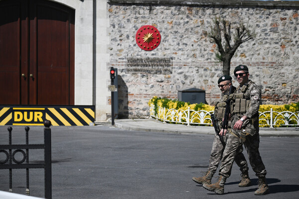 Военнослужащие ВС Турции возле дворца Долмабахче в Стамбуле в преддверии переговоров между делегациями России и Украины, 15 мая 2025 года / Кирилл Зыков/РИА Новости 