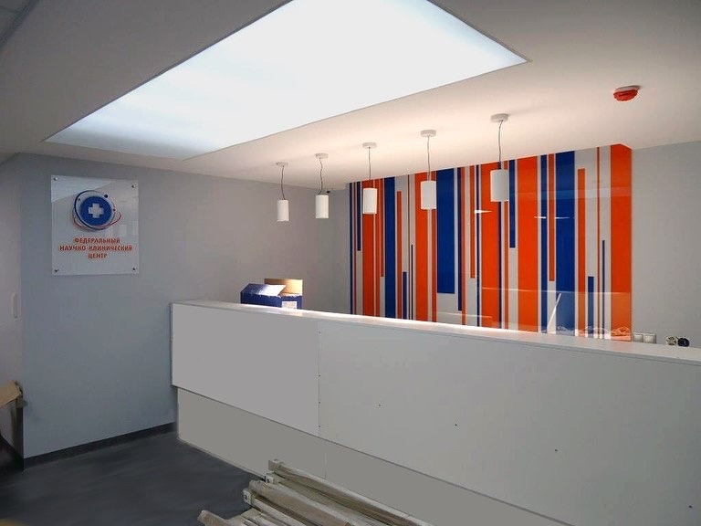 Декоративное и информационное оформление ресепшен медицинского центра.