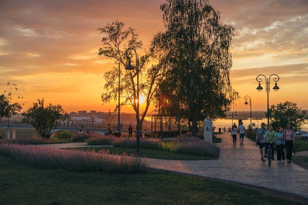 Закат в сквере в Крутом переулке. Фото: Дима Четыре
