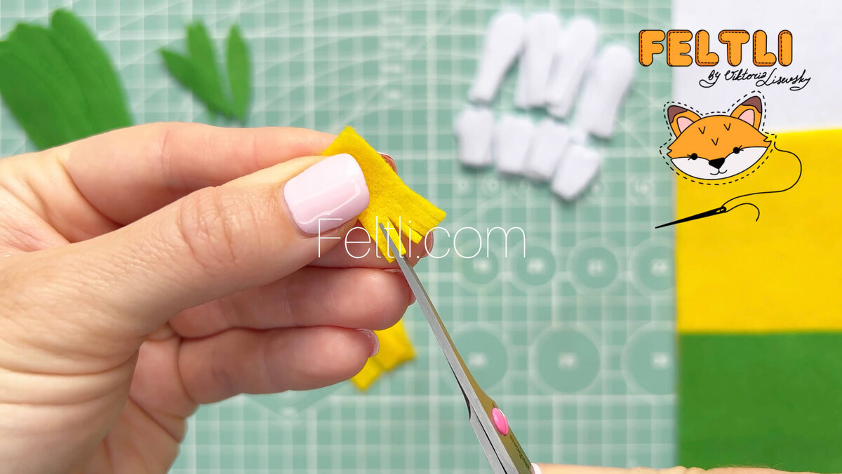 Шаг 2. Начнём с формирования основы цветка - его серединки. Берём наш жёлтый прямоугольник и делаем 6-7 надрезов где-то по 0,7 мм в длину. 