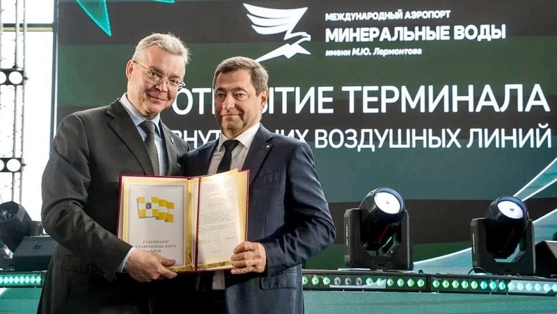    Анатолий Песенников получил благодарность от губернатора Ставрополья Фото: управление пресс-службы и информполитики губернатора и правительства СК