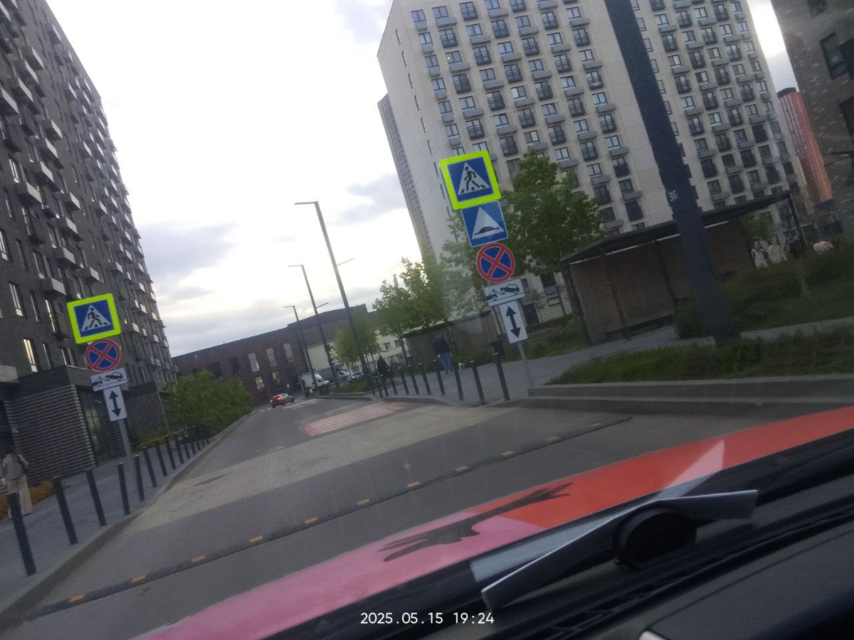 - Как это негде машину поставить? Все спокойно ставят! Места же полно!