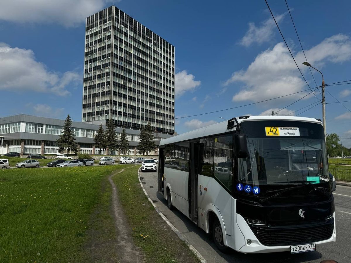    В просторном салоне автобуса есть USB-порты для зарядки мобильных устройств и терминалы для бесконтактной оплаты проезда