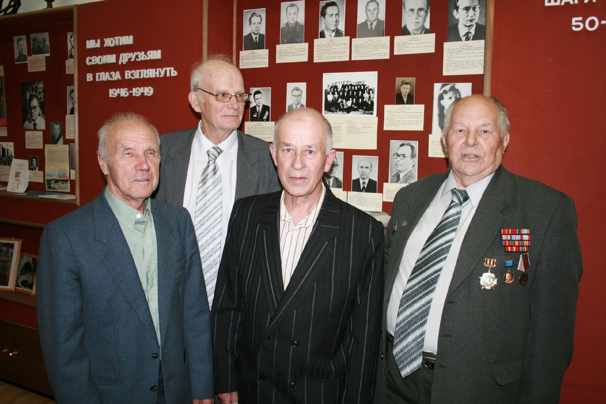 Выпускники 1949 года, заложившие славные традиции школы.