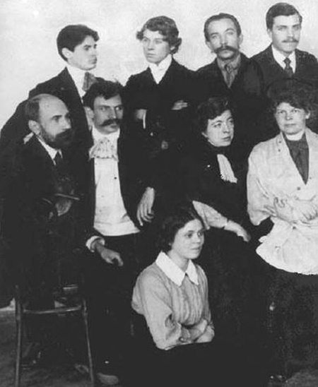 Анна Романовна Изряднова (сидит в нижнем ряду) и Сергей Есенин - в верхнем ряду второй слева в группе работников типографии "Товарищества И. Д. Сытина". 1914 год. Москва