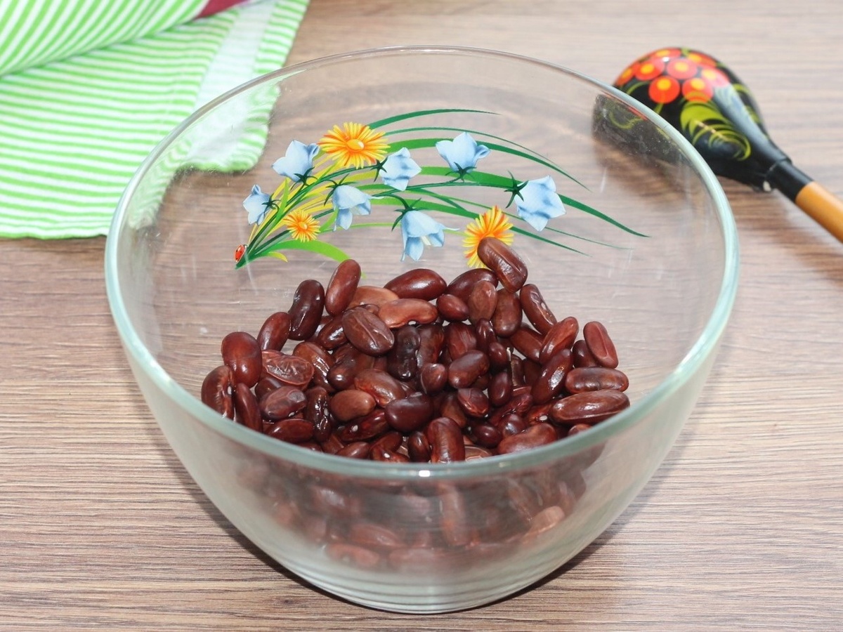 1. Стакан фасоли замочите на ночь в 3 стаканах воды. Промойте. Набухшую фасоль положите в кастрюлю. Вновь залейте 3 стаканами воды. Варите на медленном огне до готовности. Готовую фасоль (410 гр) без жидкости переложите в отдельную миску.