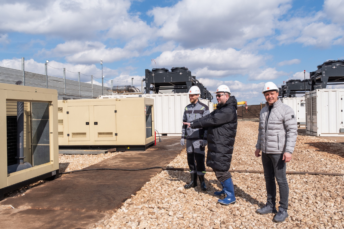 Артемий Лебедев греет руки на одном из Криптозаводов «Силовых Систем» (Оренбургская область)