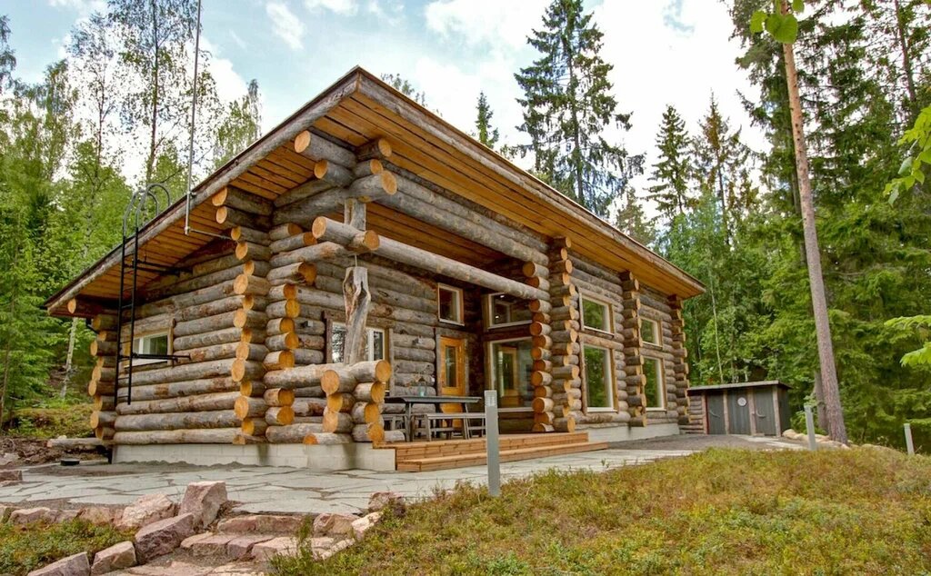 Пример дома, построенного из карельской сухостойной сосны (Кело). Обратите внимание на характерный серебристый оттенок и текстуру древесины.