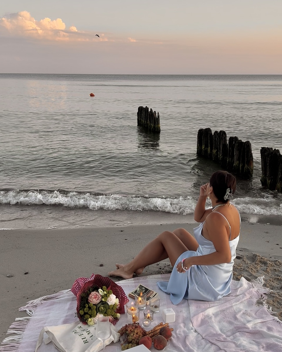 Где бы ты ни оказался — в итоге придёшь к морю.  Даже если пошёл за сыром.  Даже если не хотел гулять.  Море — тут как бабушка: найдёт тебя и накормит тишиной.