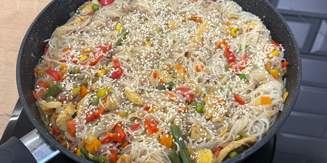 Фунчоза с курицей и овощами: самый простой и вкусный рецепт🍜