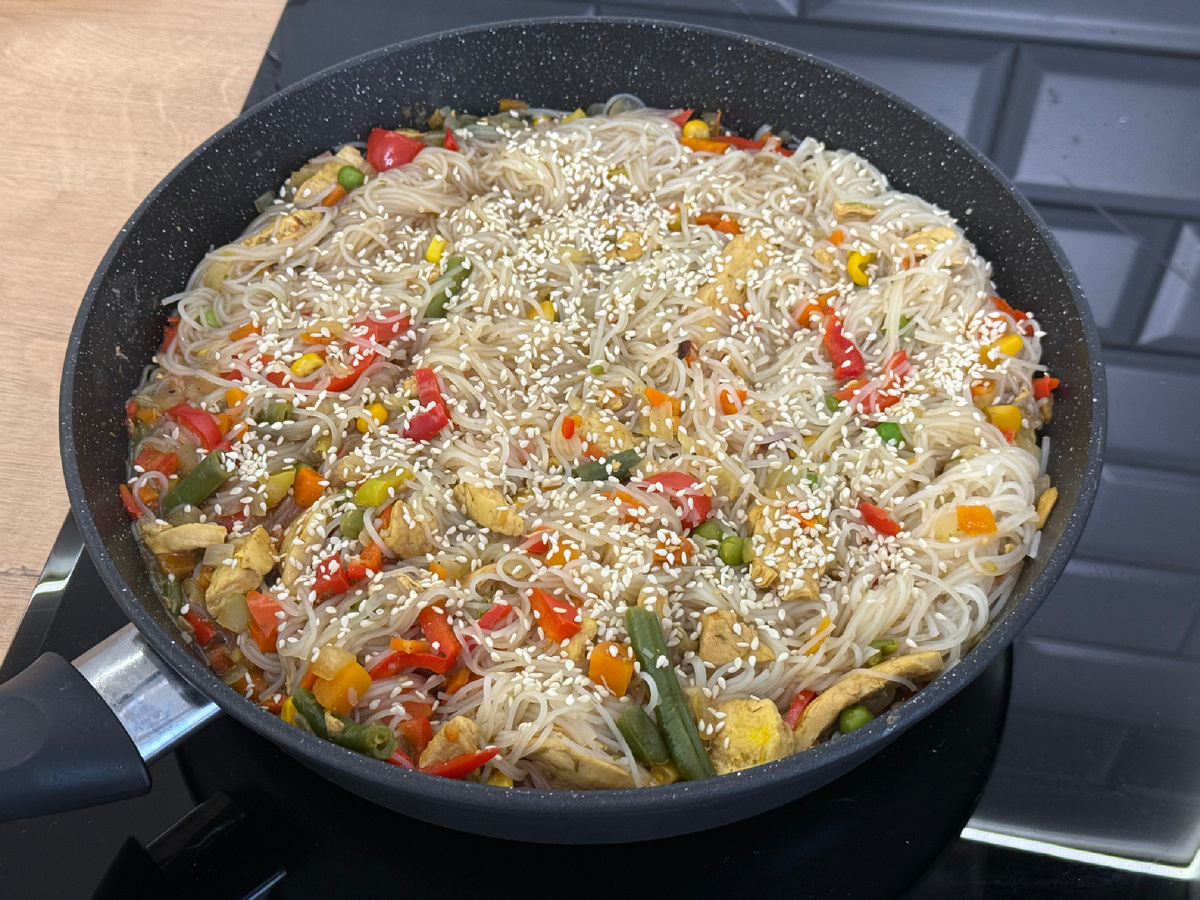 Фунчоза с курицей и овощами 