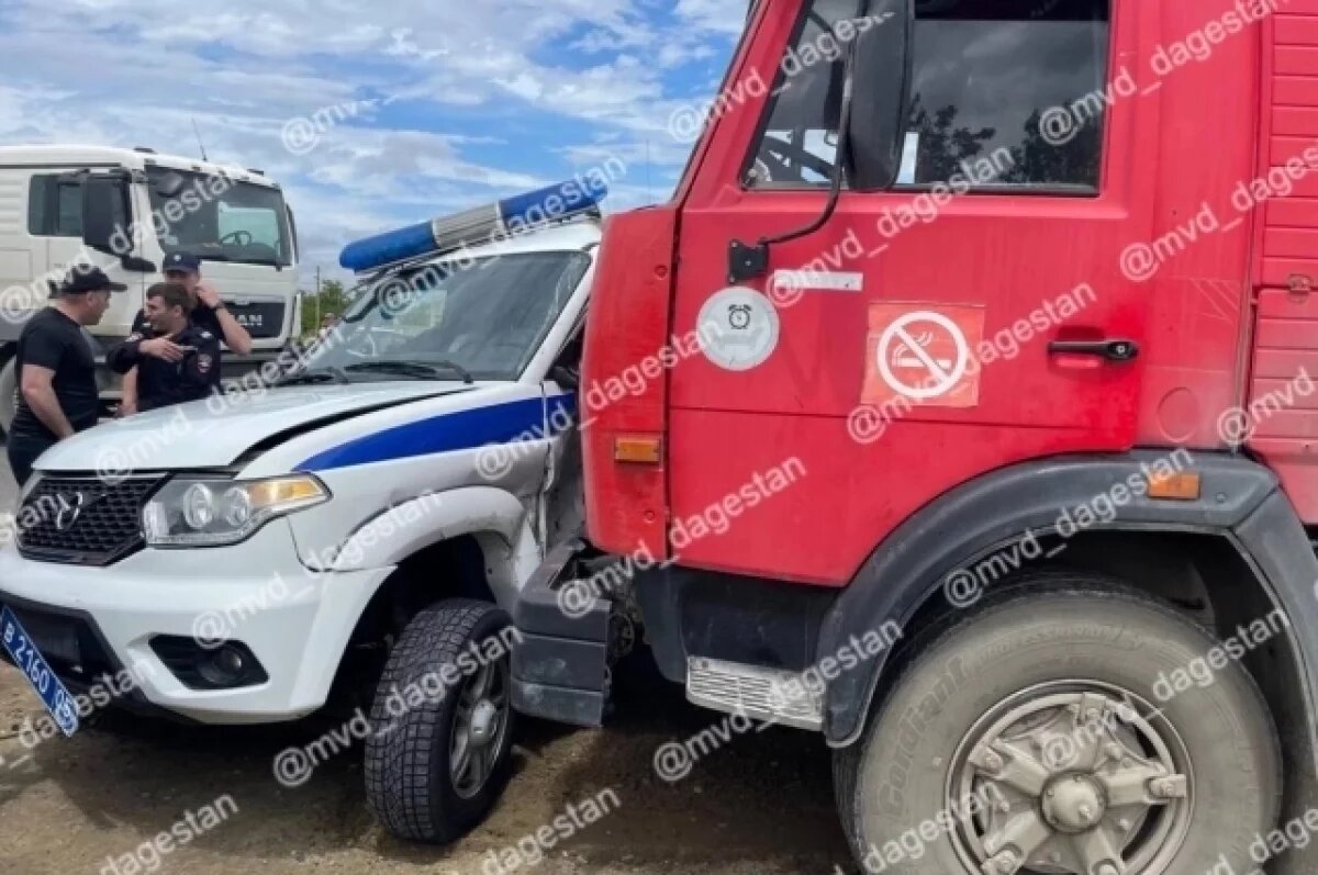    В Дагестане полицейская машина столкнулась с КамАЗом