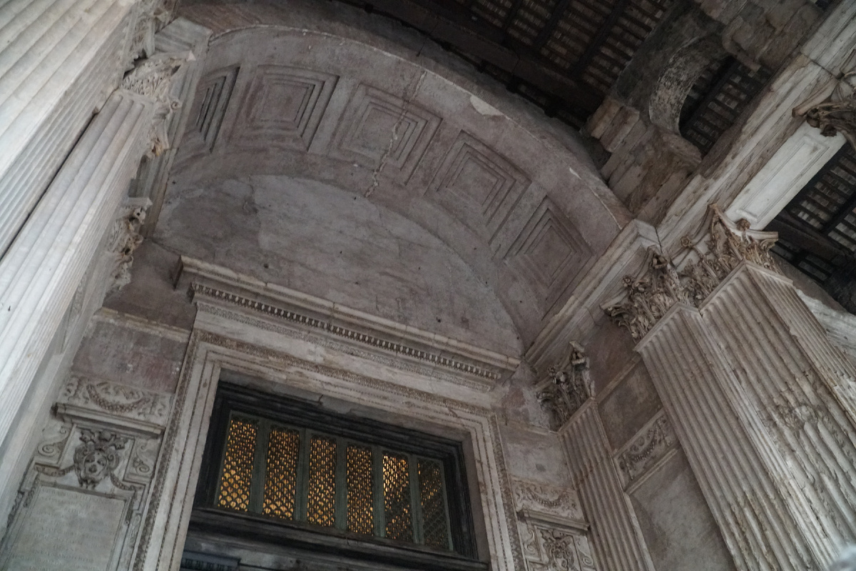 Верхняя часть дверей, с бронзовой решеткой для вентиляции. Авторство: Deb Nystrom from Ann Arbor, Michigan, USA. Pantheon, CC BY 2.0