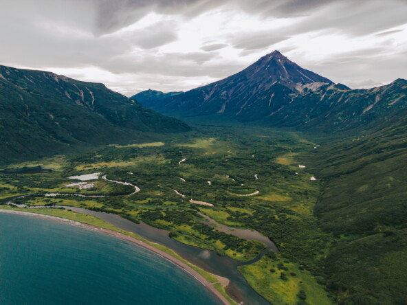 Расположение лагеря Russian Nature Travel. Вилючинская бухта, вид на вулкан