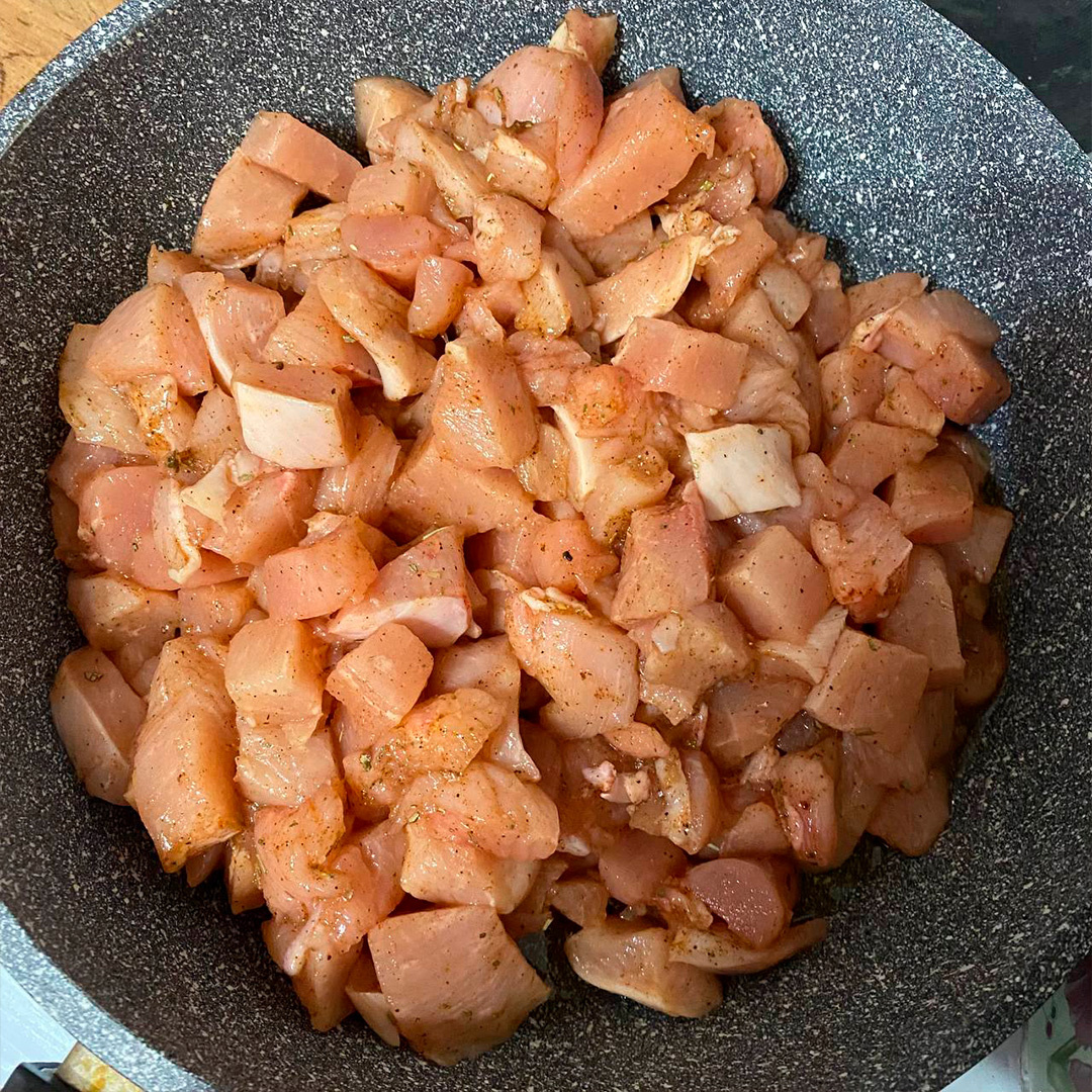 Заранее маринуем курицу в специях (соль,перец, я еще люблю добавлять копченую паприку)