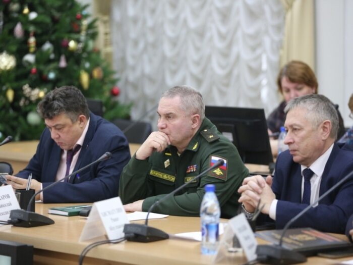    Николай Захаров (в форме) думает о недопущении лесных пожаров / Фото: пресс-служба правительства Забайкальского края