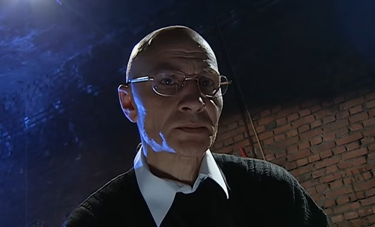 Ну вот и попробуй под таким взором не расколись...