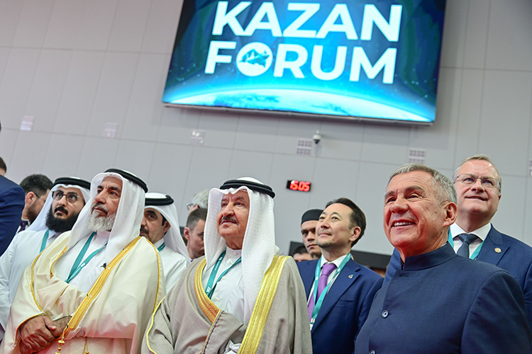    Раис Татарстана успел провести несколько встреч «на ногах» и даже дать небольшое интервью одному из телеканалов.   
Фото: rais.tatarstan.ru