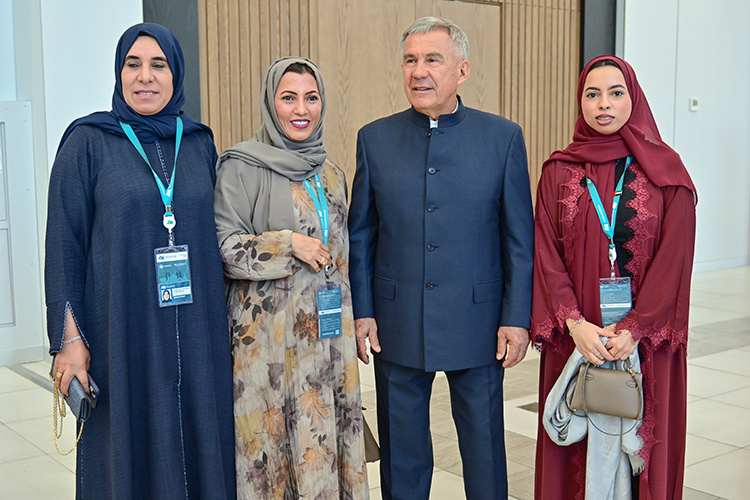    «Эмирейтс! Эмирейтс!» — приятные девушки в восточных нарядах просили у Минниханова совместное фото. «Эмираты? О, найс ту мит ю! Давайте!» — не отказал раис республики.   
Фото:  rais.tatarstan.ru